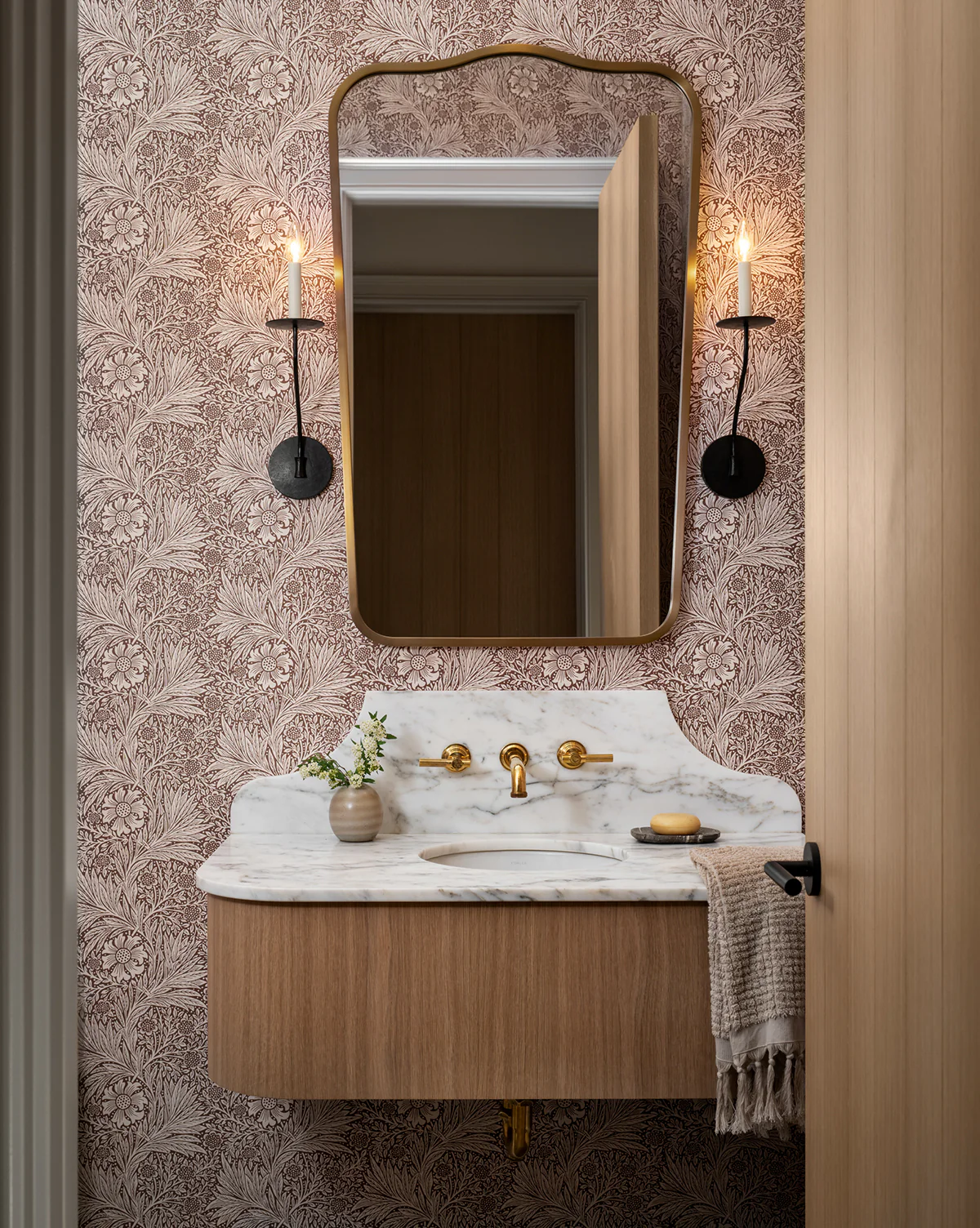 Belfair Medium Single Sconce - Image 2