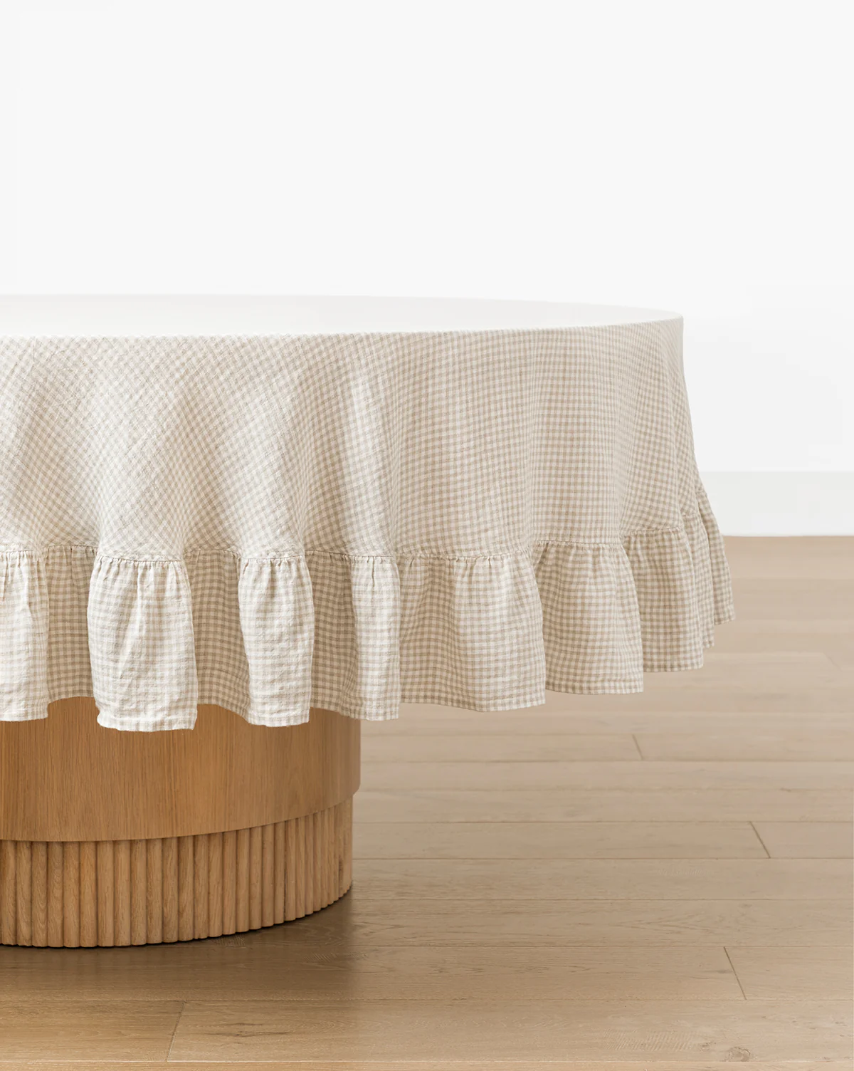 Catania Linen Ruffle Tablecloth - Image 3