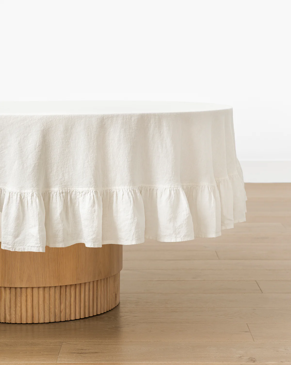 Catania Linen Ruffle Tablecloth - Image 7