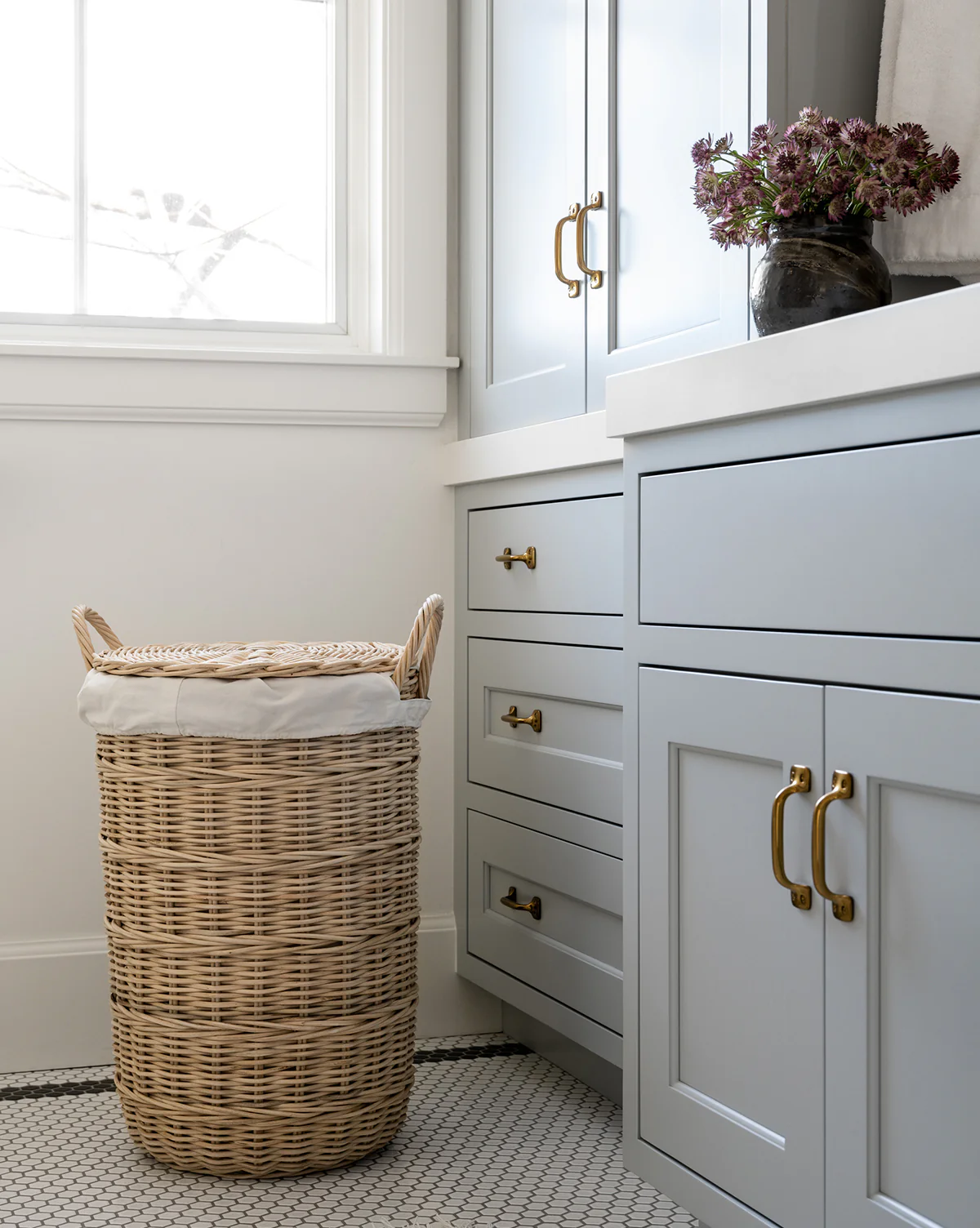 Rattan Lidded Laundry Bin - Image 5