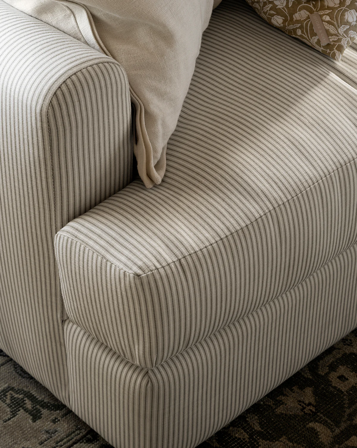 Winthrop Sofa 90" - Image 4